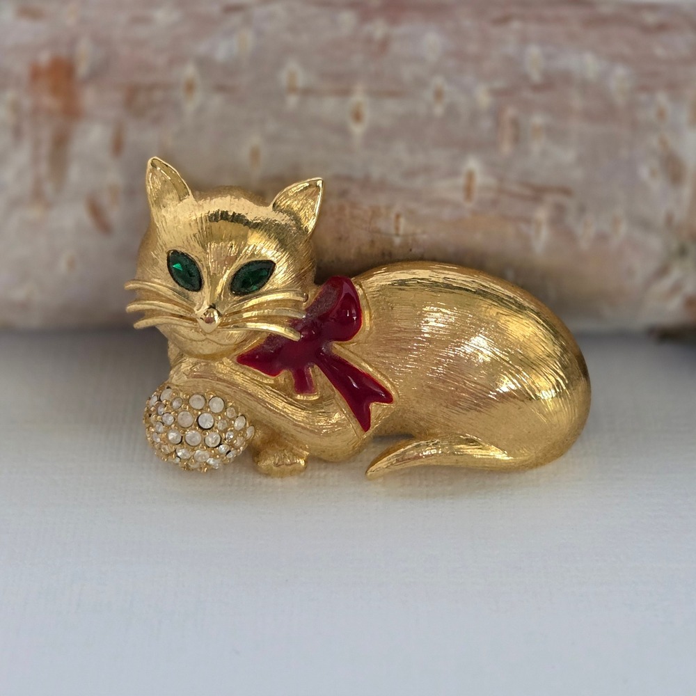 Napier Brooch Gold Cat Green Eyes Red Bow Rhinestone Ball Vintage Pin Signed